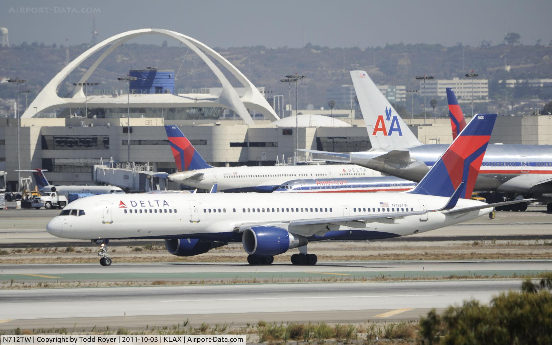 N712TW, 1997 Boeing 757-2Q8 C/N 27624, Departing LAX