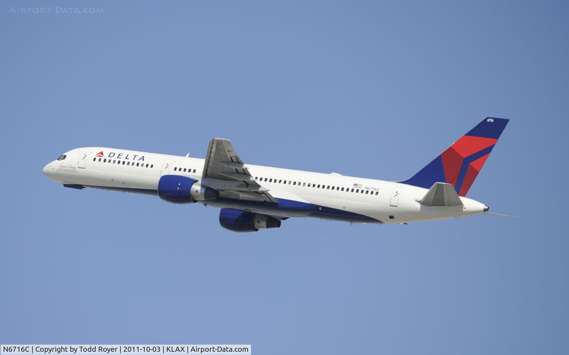 N6716C, 2001 Boeing 757-232 C/N 30838, Departing LAX