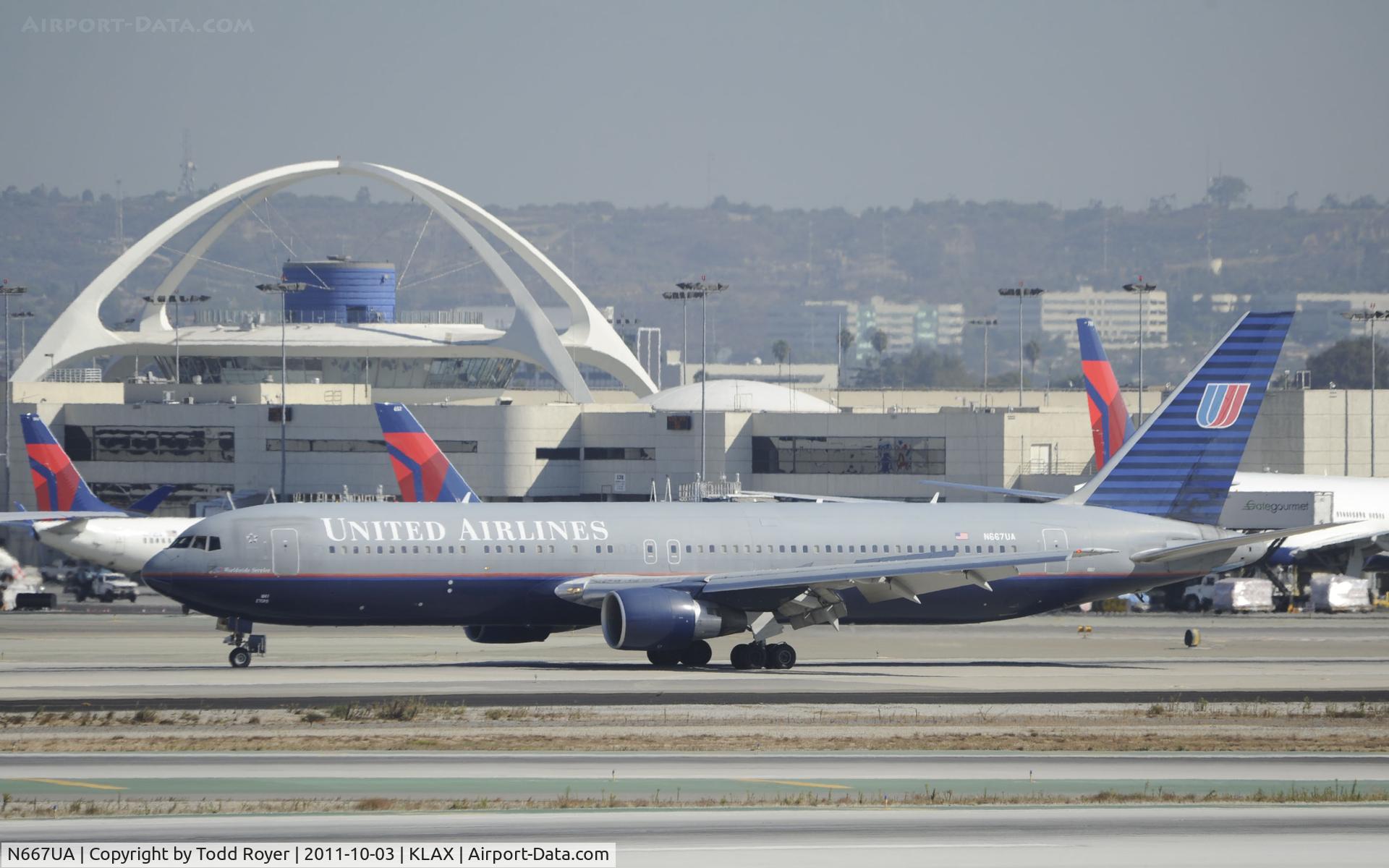 N667UA, 1998 Boeing 767-322 C/N 29239, Arriving at LAX