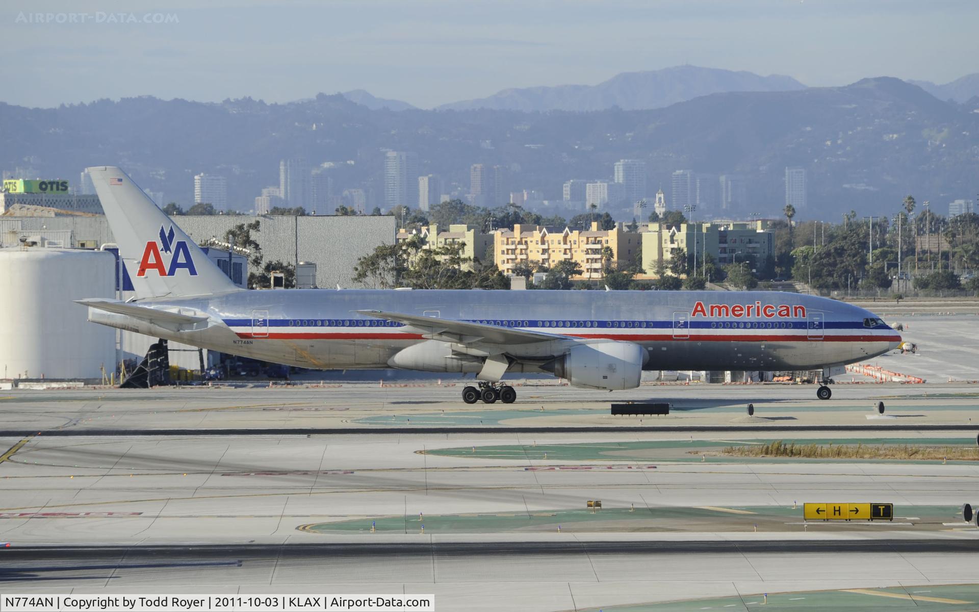 N774AN, 1999 Boeing 777-223 C/N 29581, Taxiing at LAX