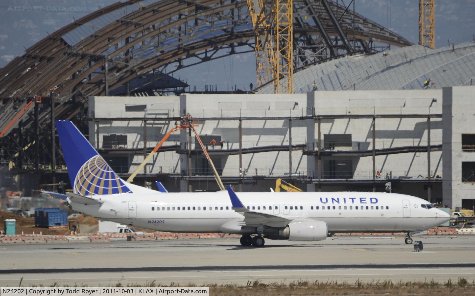 N24202, 2000 Boeing 737-824 C/N 30429, Taxiing at LAX