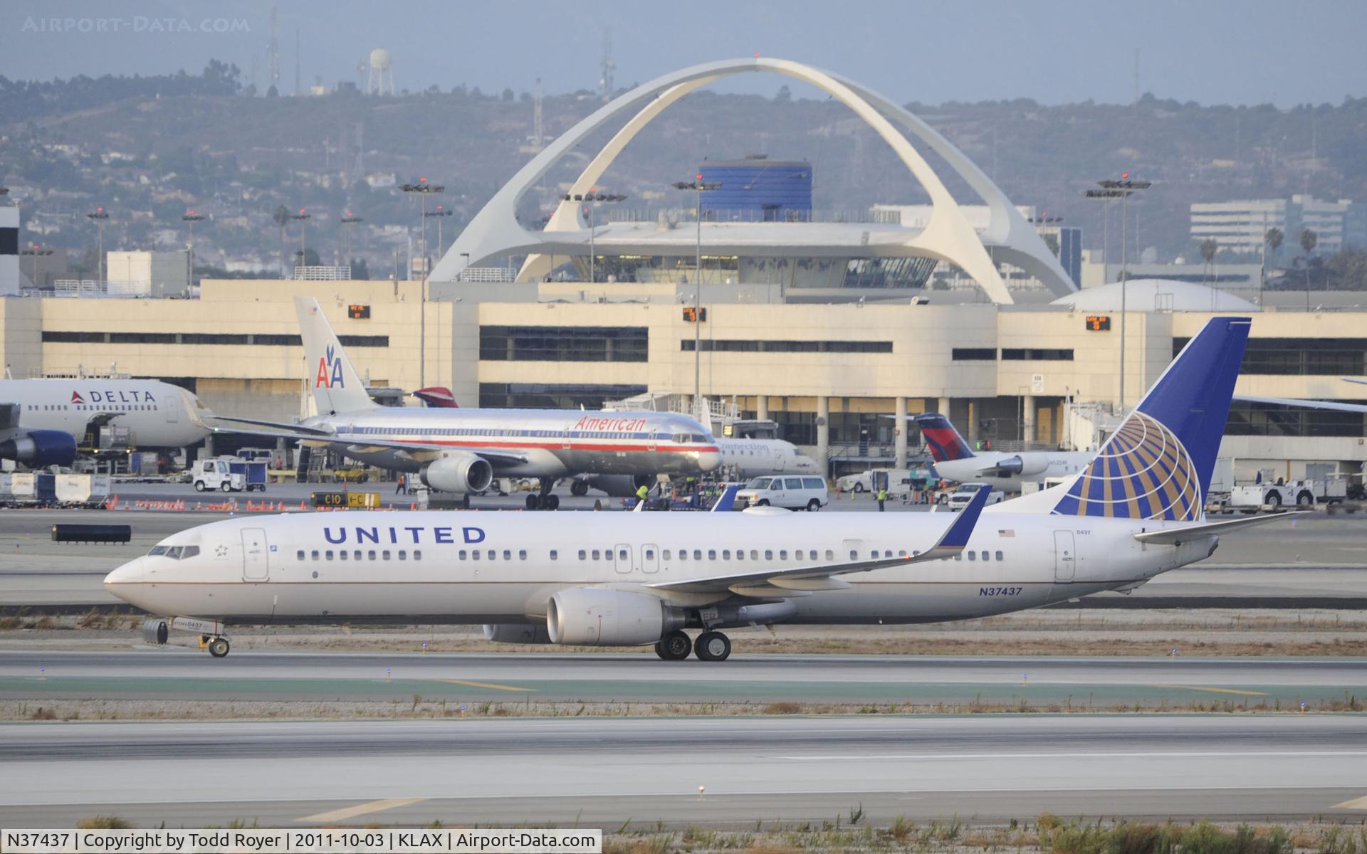 N37437, 2009 Boeing 737-924/ER C/N 33532, Arriving at LAX
