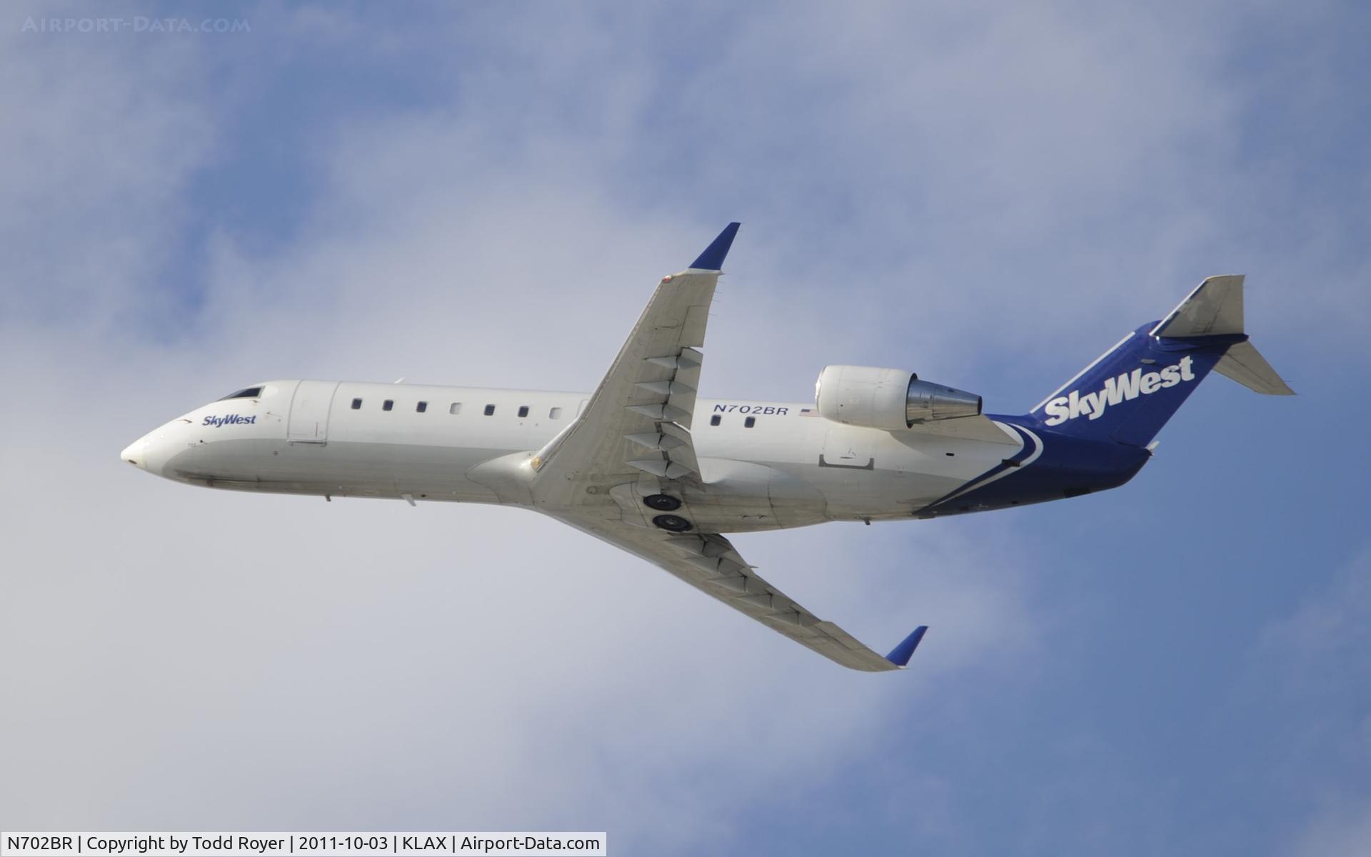N702BR, 2000 Bombardier CRJ-200ER (CL-600-2B19) C/N 7462, Departing LAX