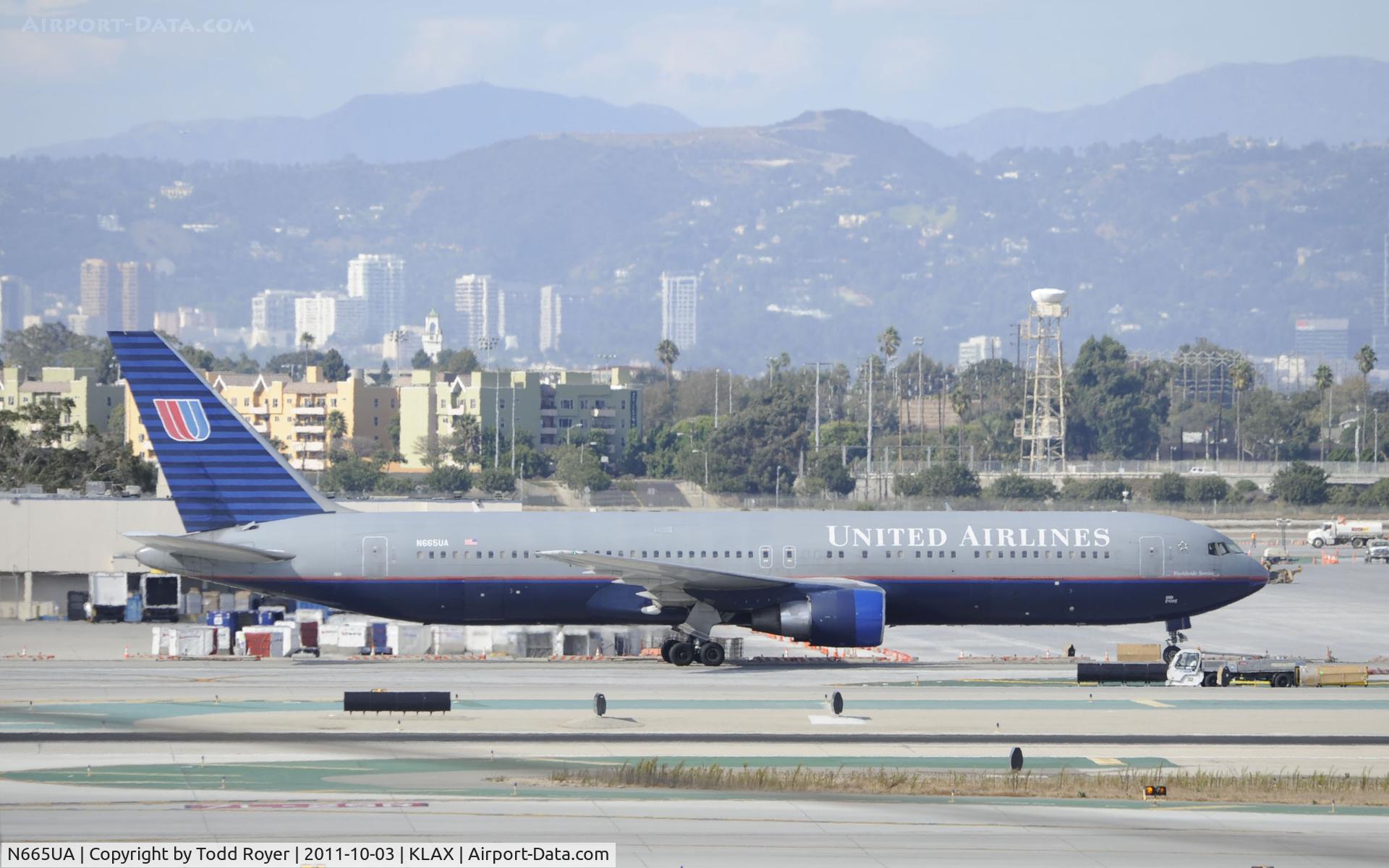 N665UA, 1998 Boeing 767-322 C/N 29237, Taxiing at LAX