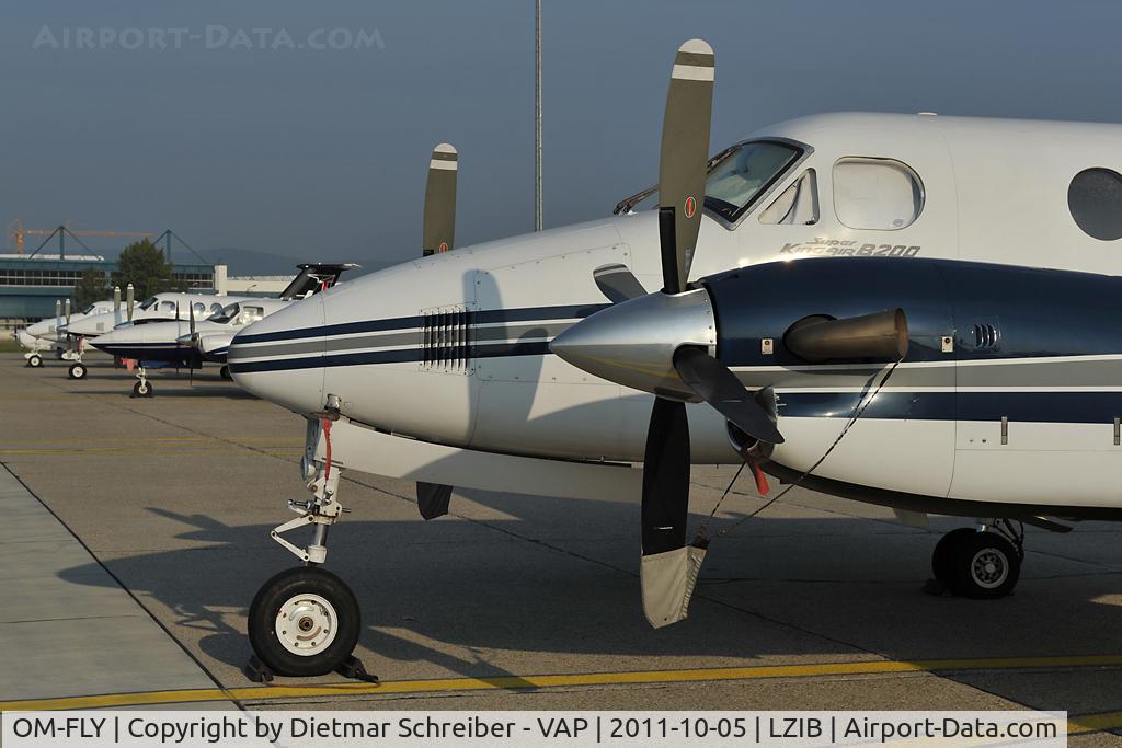 OM-FLY, 1997 Raytheon B200 King Air C/N BB-1565, Beech King Air 200