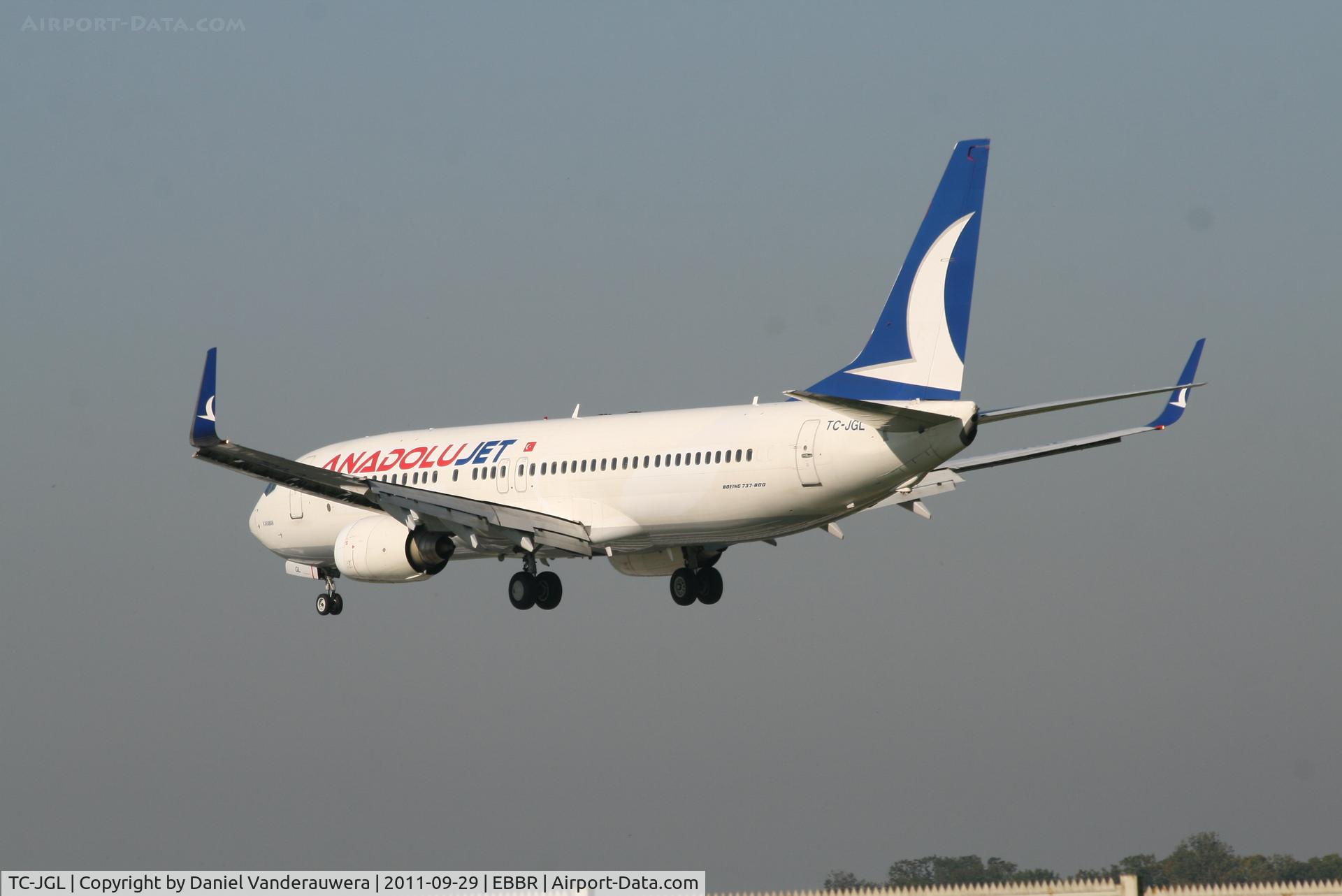 TC-JGL, 2006 Boeing 737-8F2 C/N 34410, Flight TK7352 is descending to RWY 25L