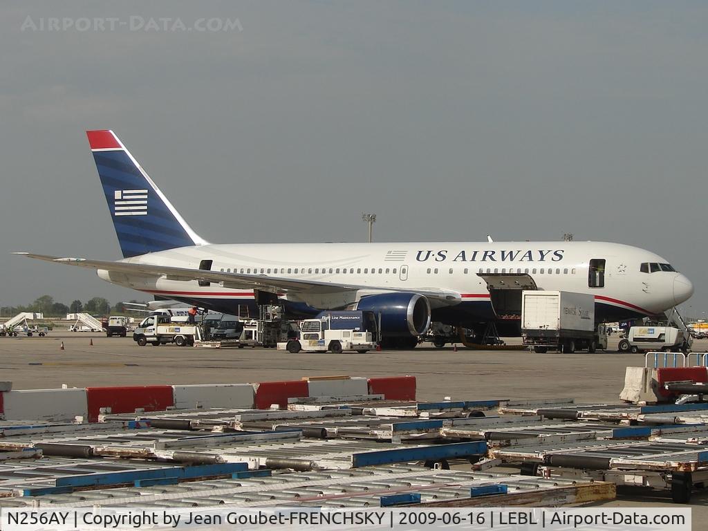 N256AY, 1993 Boeing 767-2B7 C/N 26847, au parking
