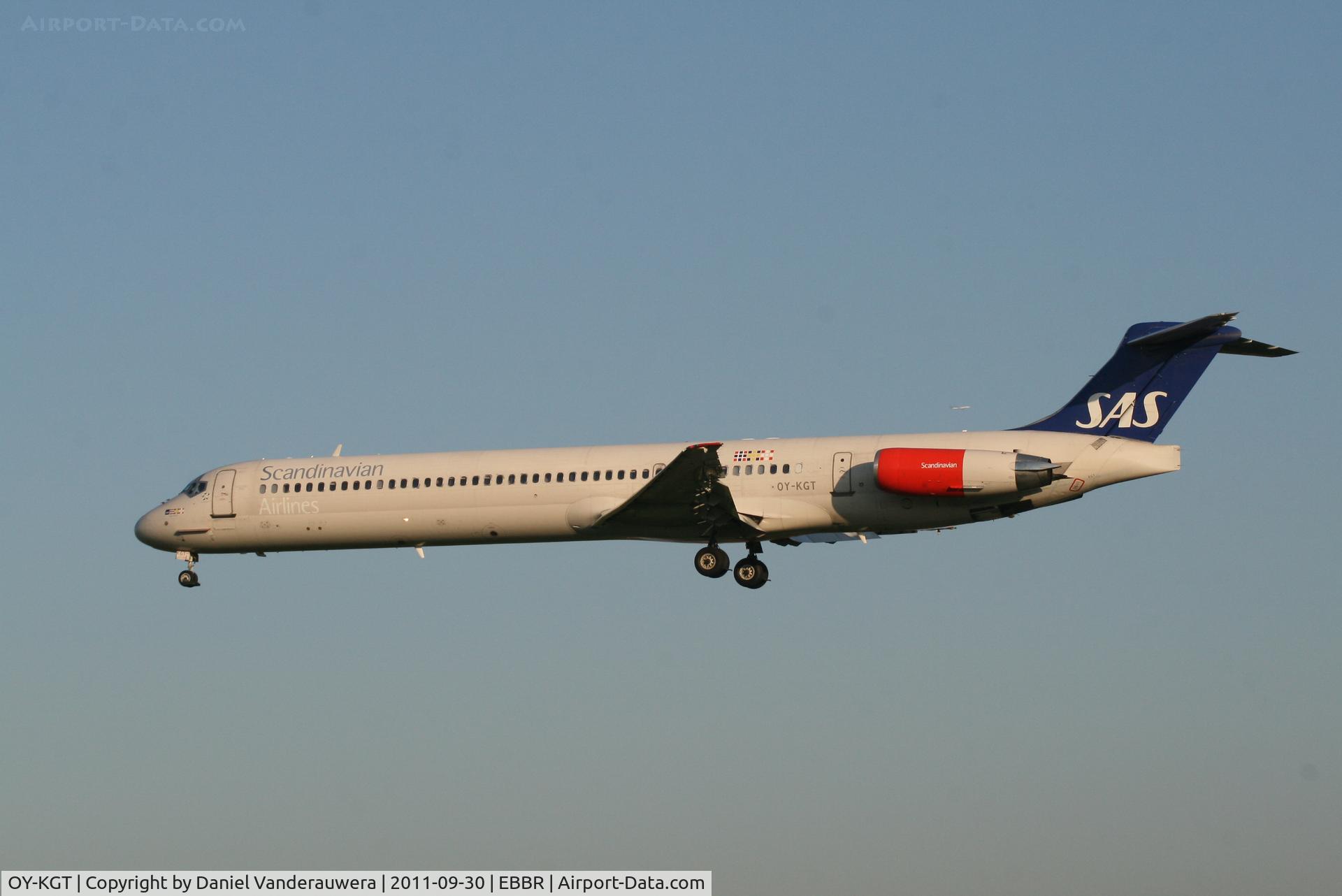 OY-KGT, 1985 McDonnell Douglas MD-82 (DC-9-82) C/N 49380, Early arrival of flight SK589 to RWY 25L