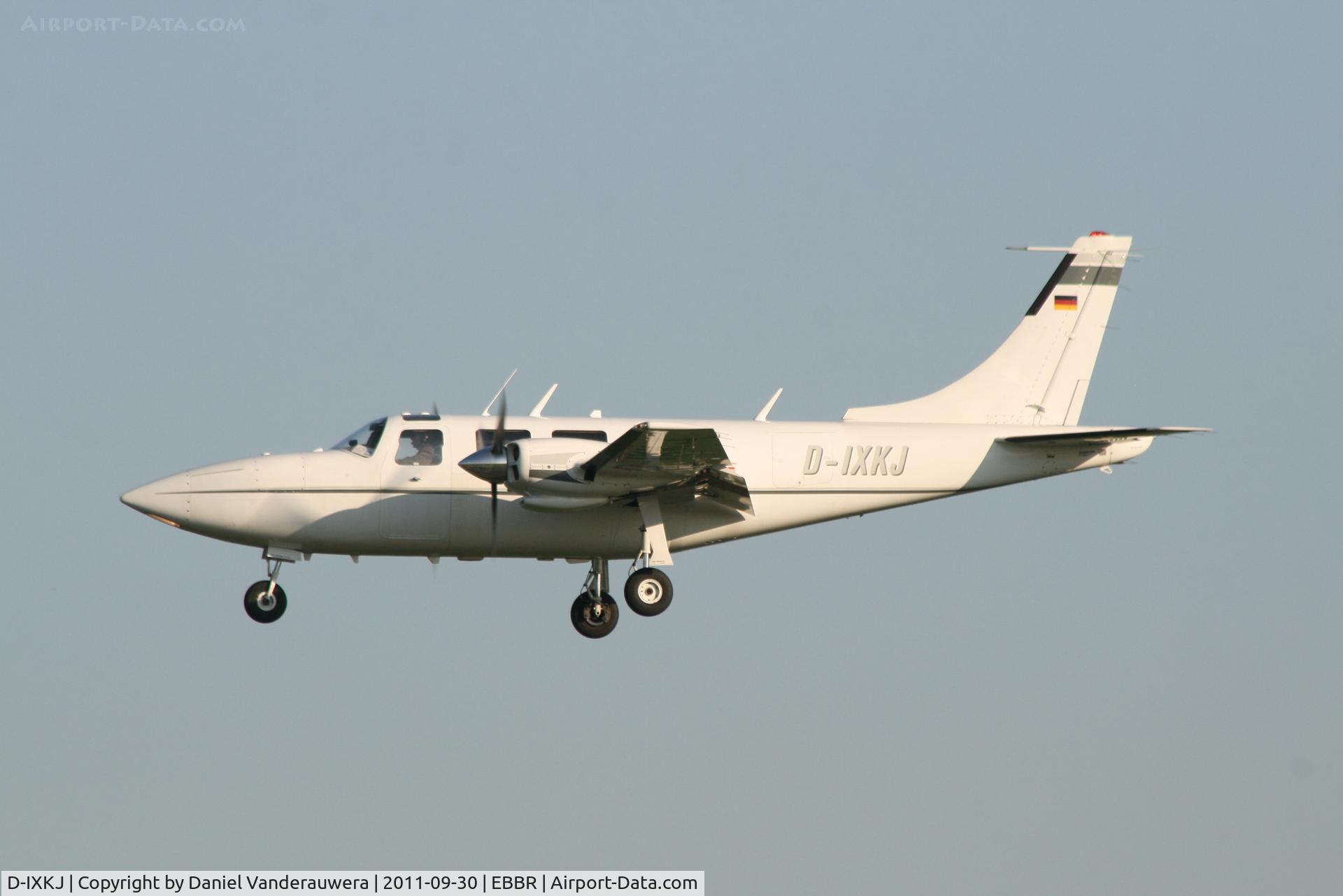 D-IXKJ, 1979 Piper PA-60-601P Aerostar C/N 61P06077963272, Arrival to RWY 25L