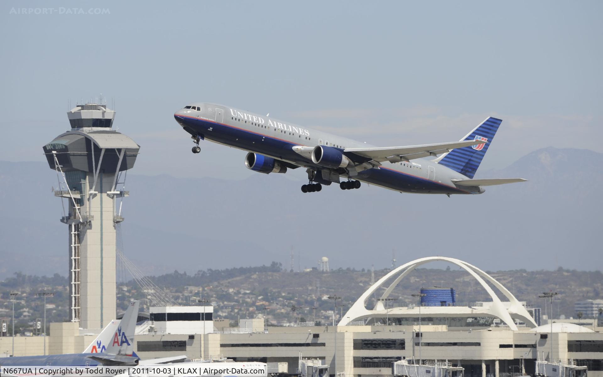 N667UA, 1998 Boeing 767-322 C/N 29239, Departing LAX