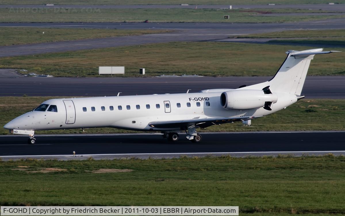 F-GOHD, 2000 Embraer ERJ-135ER (EMB-135ER) C/N 145252, decelerating after touchdown