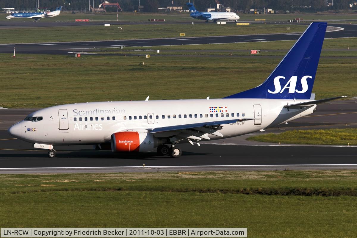 LN-RCW, 1999 Boeing 737-683 C/N 28308, decelerating after touchdown