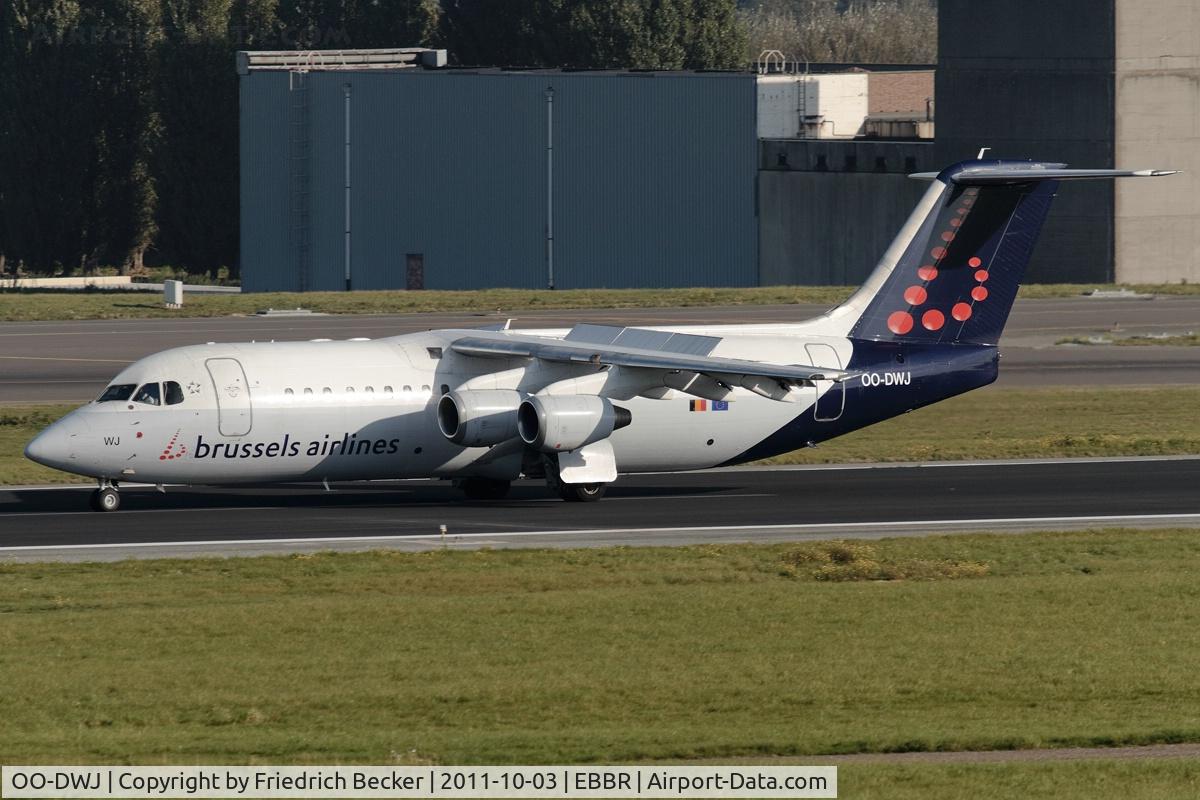 OO-DWJ, 1999 British Aerospace Avro 146-RJ100 C/N E3355, decelerating after touchdown