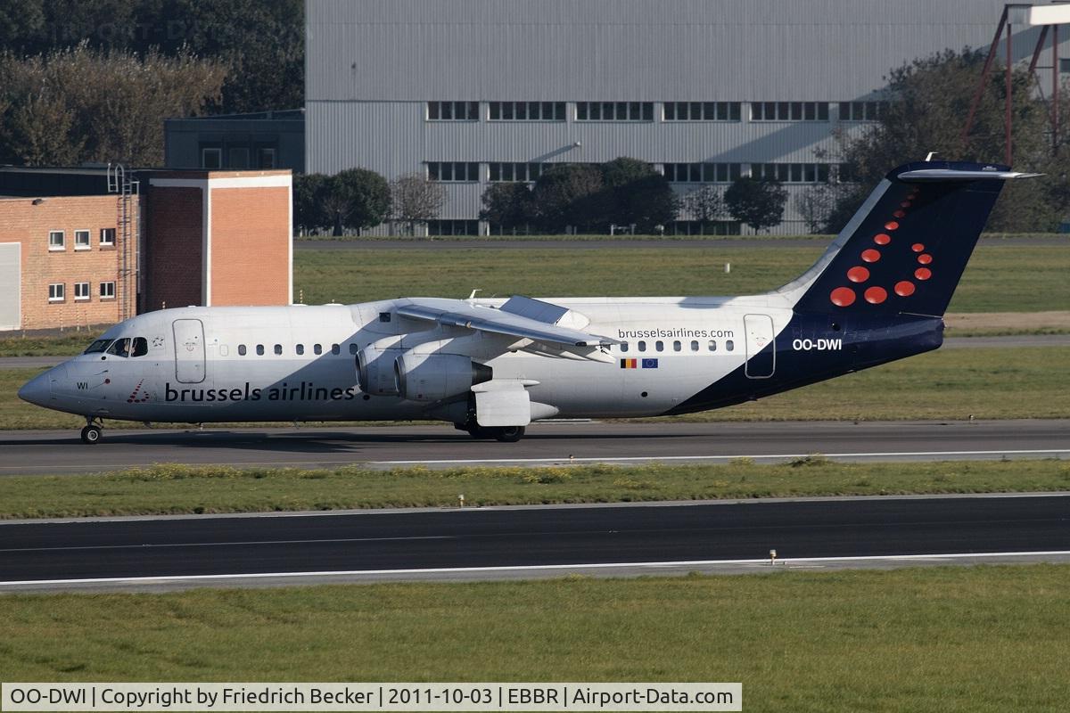 OO-DWI, 1999 British Aerospace Avro 146-RJ100 C/N E3342, decelerating after touchdown