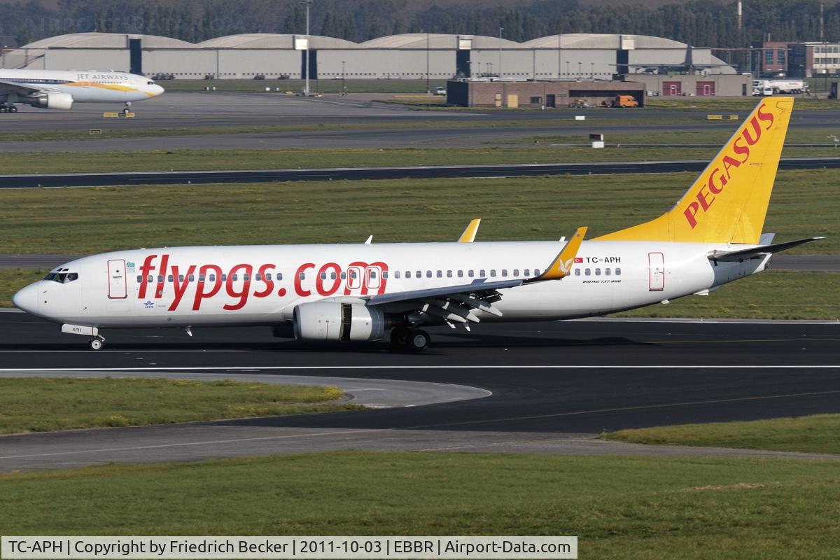 TC-APH, 2001 Boeing 737-8S3 C/N 29250/792, decelerating after touchdown