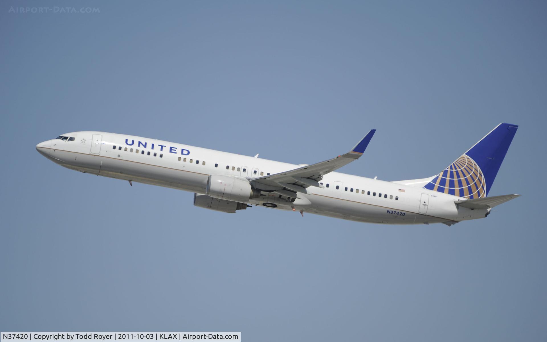 N37420, 2008 Boeing 737-924/ER C/N 33457, Departing LAX