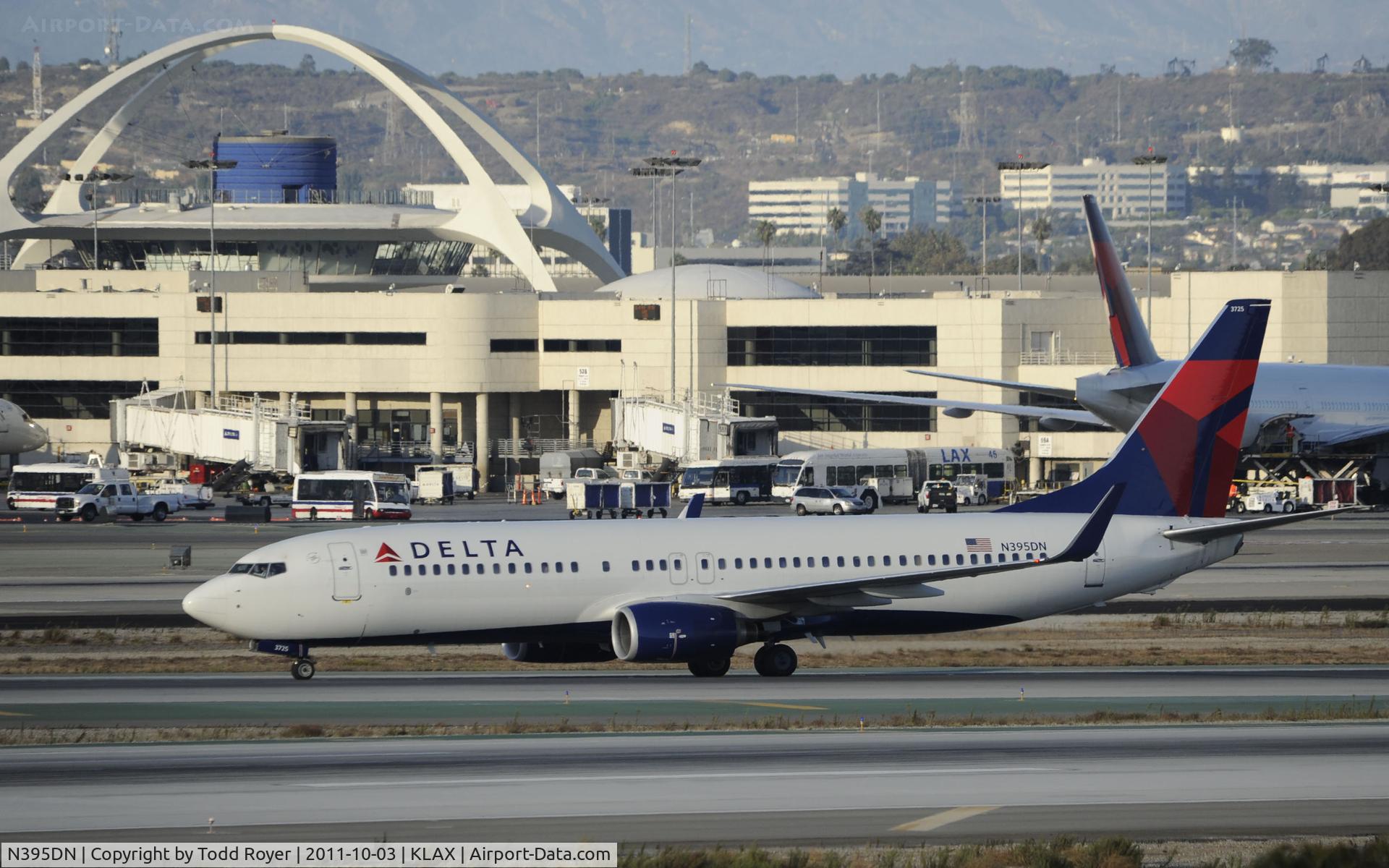 N395DN, 2000 Boeing 737-832 C/N 30773, Arriving at LAX