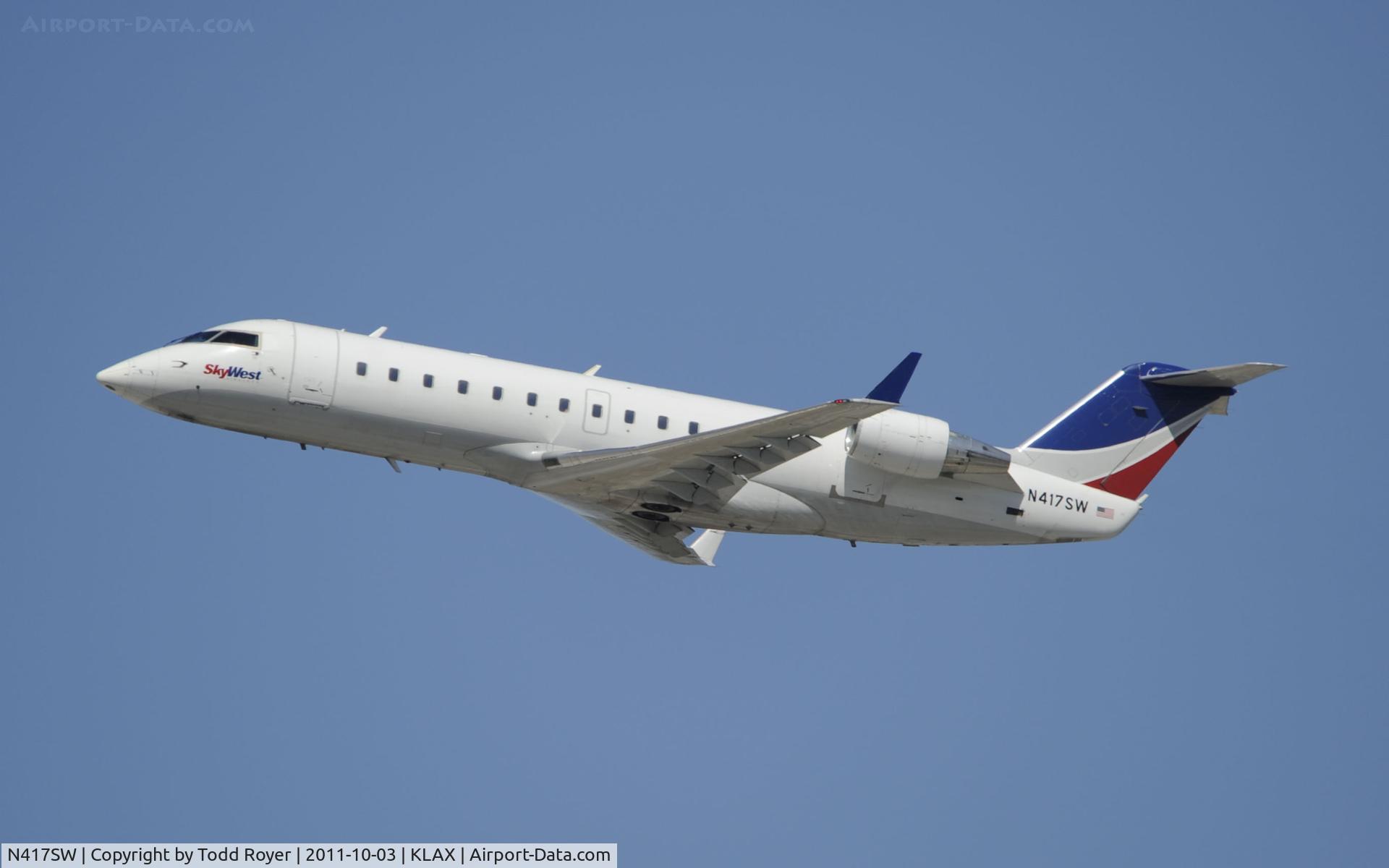 N417SW, 2000 Bombardier CRJ-200LR (CL-600-2B19) C/N 7400, Departing LAX