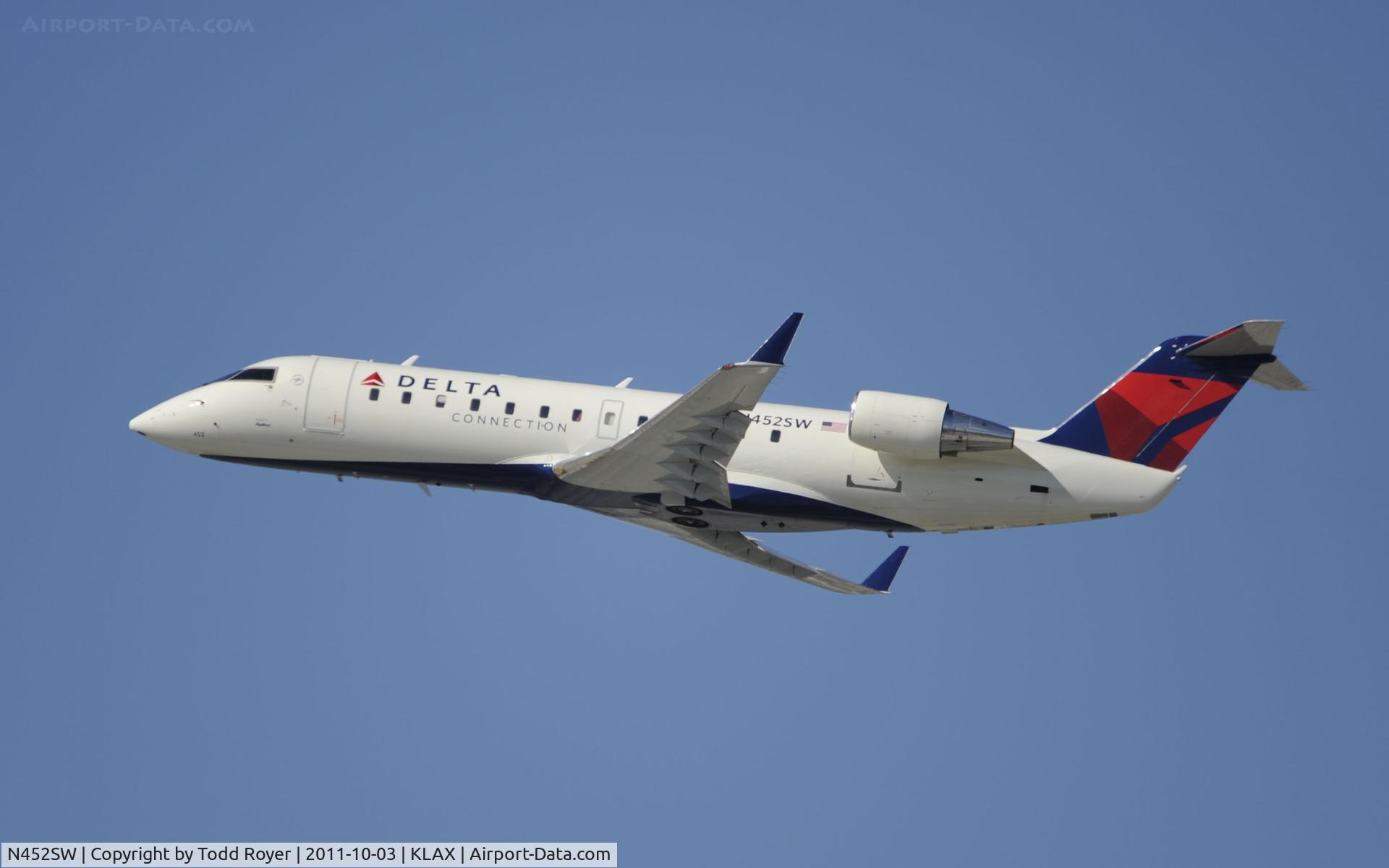 N452SW, 2002 Bombardier CRJ-200ER (CL-600-2B19) C/N 7716, Departing LAX