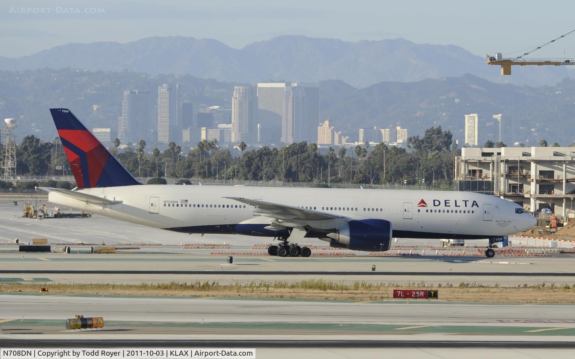N708DN, 2009 Boeing 777-232/LR C/N 39254, Taxiing at LAX