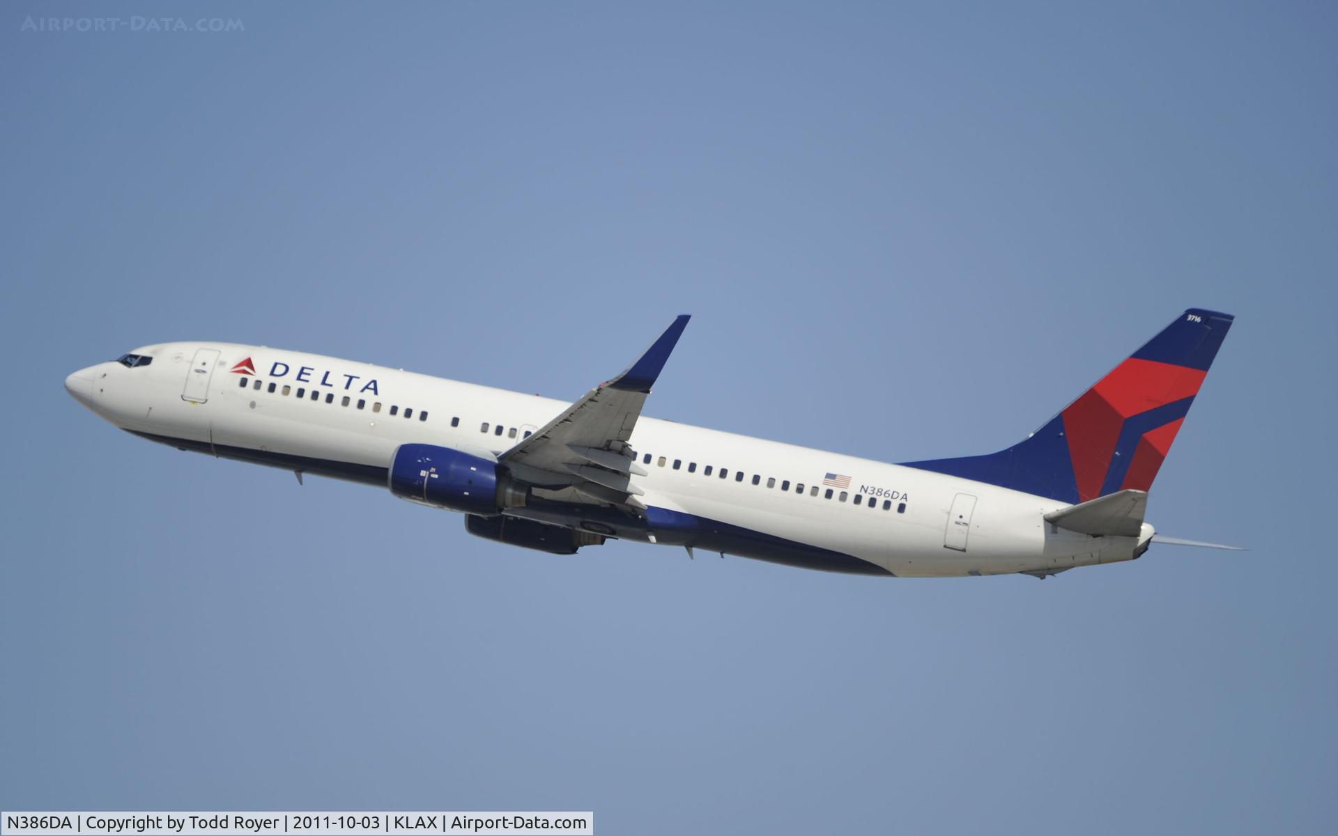 N386DA, 1999 Boeing 737-832 C/N 30373, Departing LAX