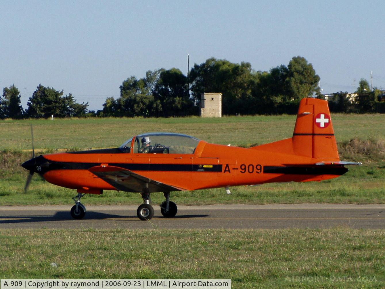 A-909, 1982 Pilatus PC-7 C/N 317, Pilatus PC7 A-909 Team Swiss air Force