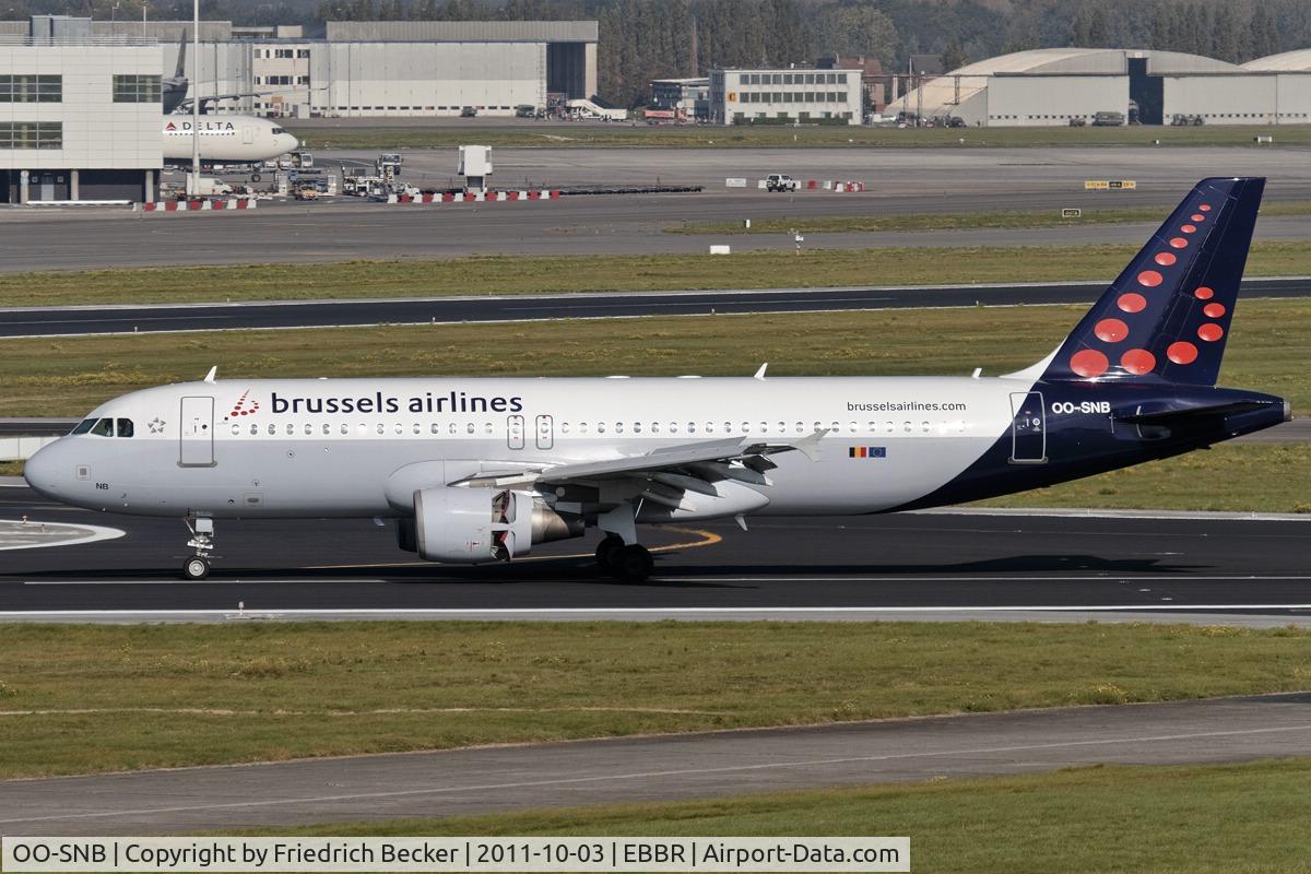 OO-SNB, 2001 Airbus A320-214 C/N 1493, decelerating after touchdown