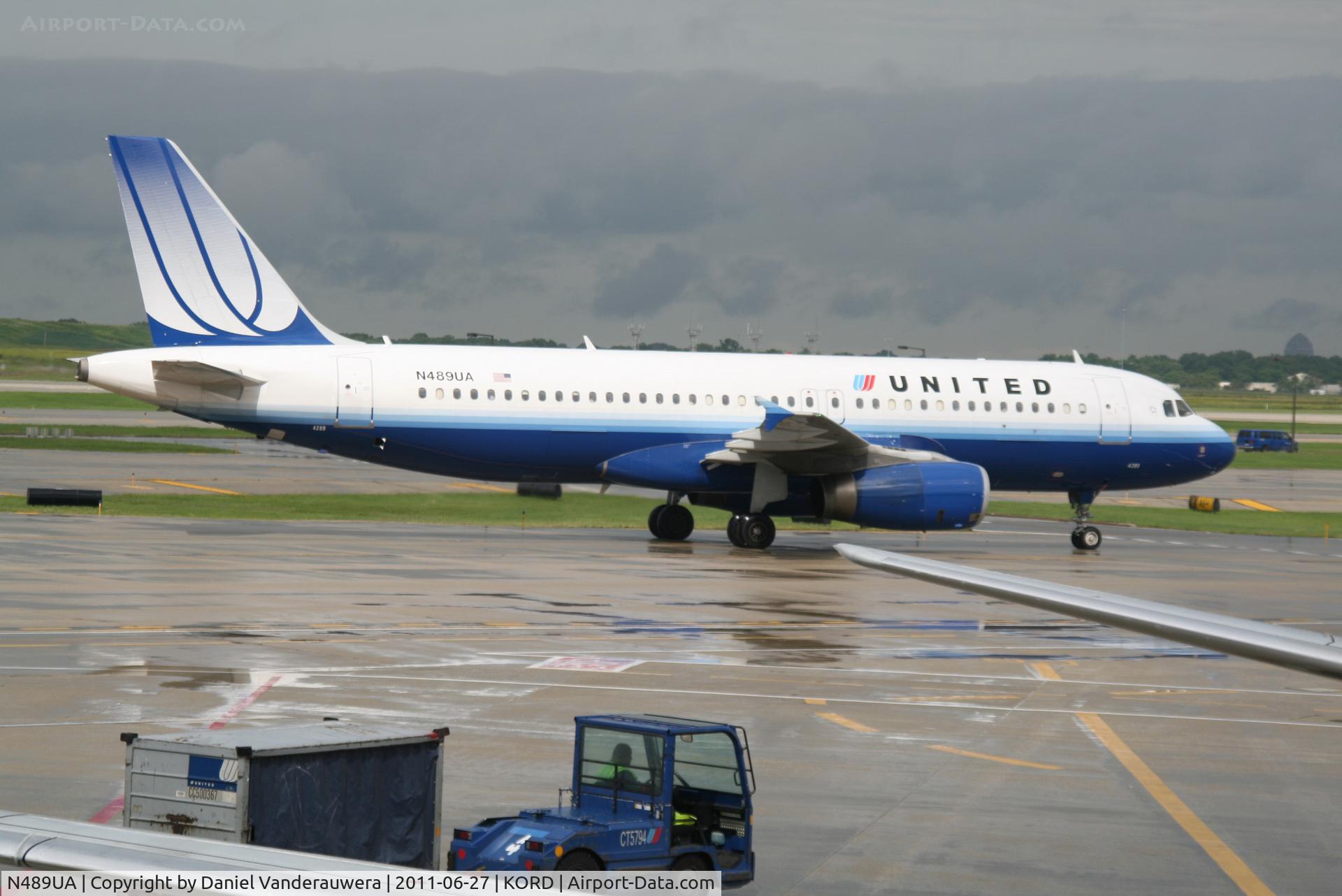 N489UA, 2002 Airbus A320-232 C/N 1702, Taxiing to the gate
