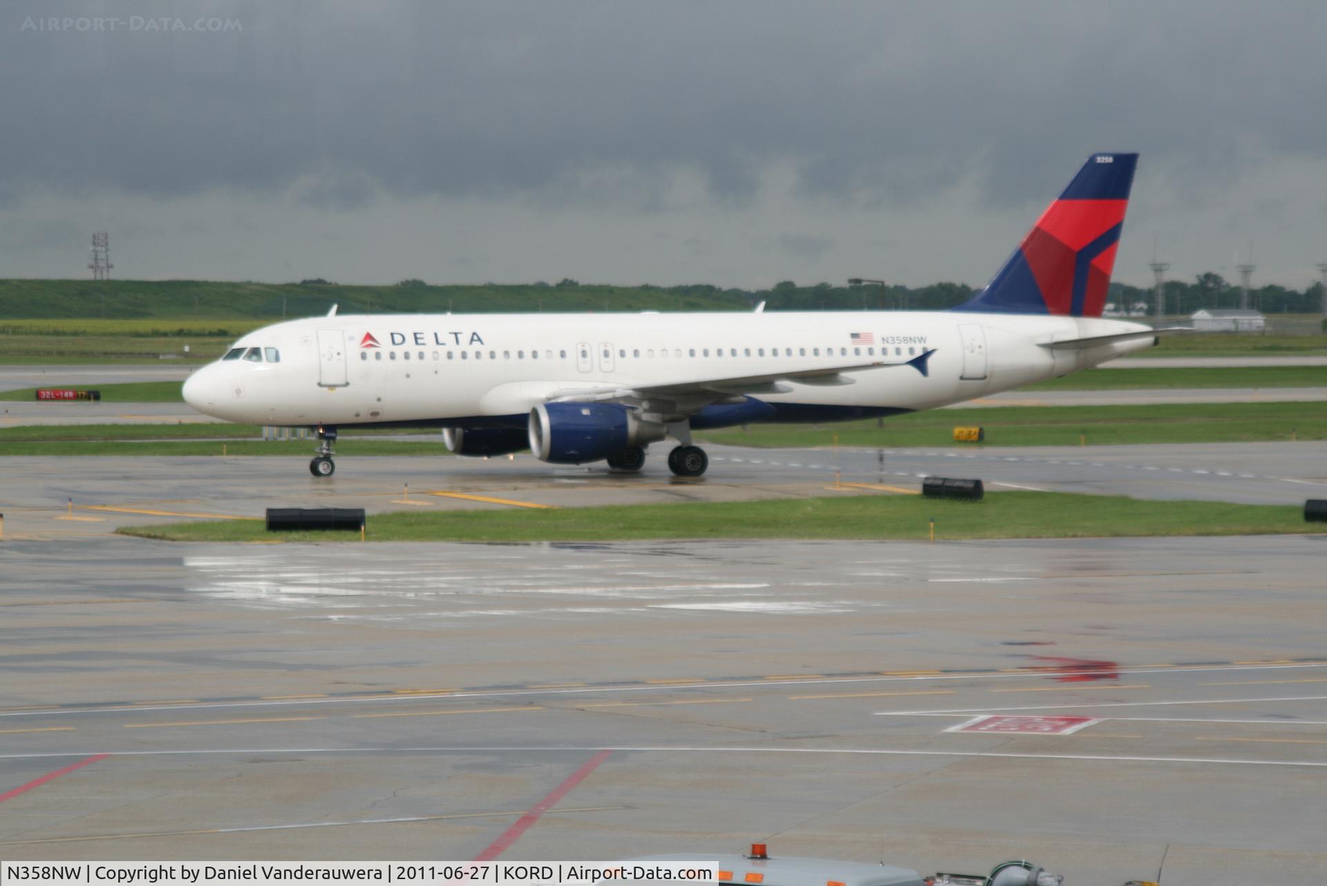 N358NW, 1998 Airbus A320-212 C/N 832, Taxiing to the RWY
