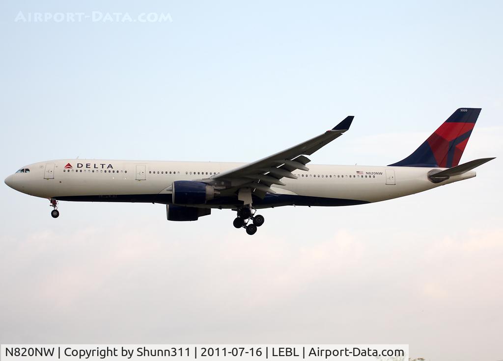 N820NW, 2007 Airbus A330-323 C/N 0859, Landing rwy 25R