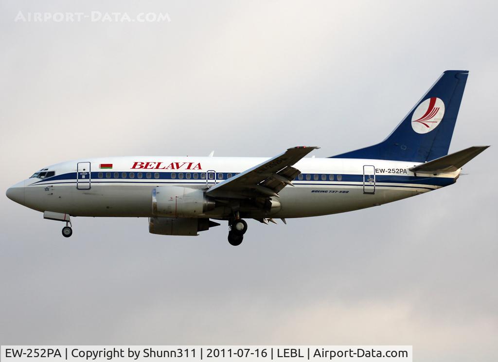 EW-252PA, 1996 Boeing 737-524 C/N 26340, Landing rwy 25R