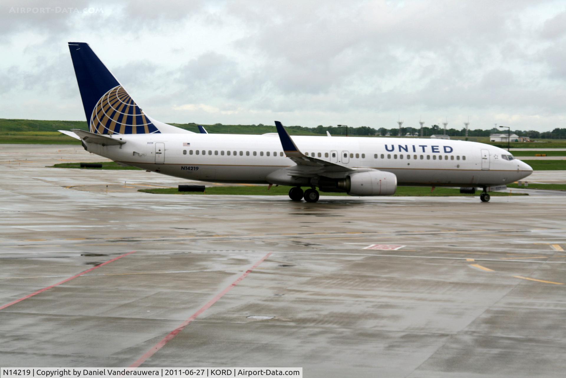 N14219, 1998 Boeing 737-824 C/N 28781, Taxiing