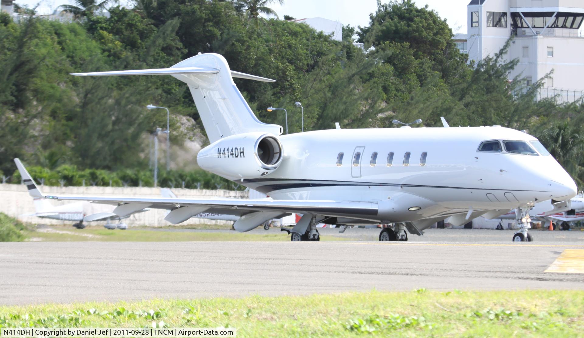N414DH, 2007 Bombardier Challenger 300 (BD-100-1A10) C/N 20188, N414DH departing TNCM