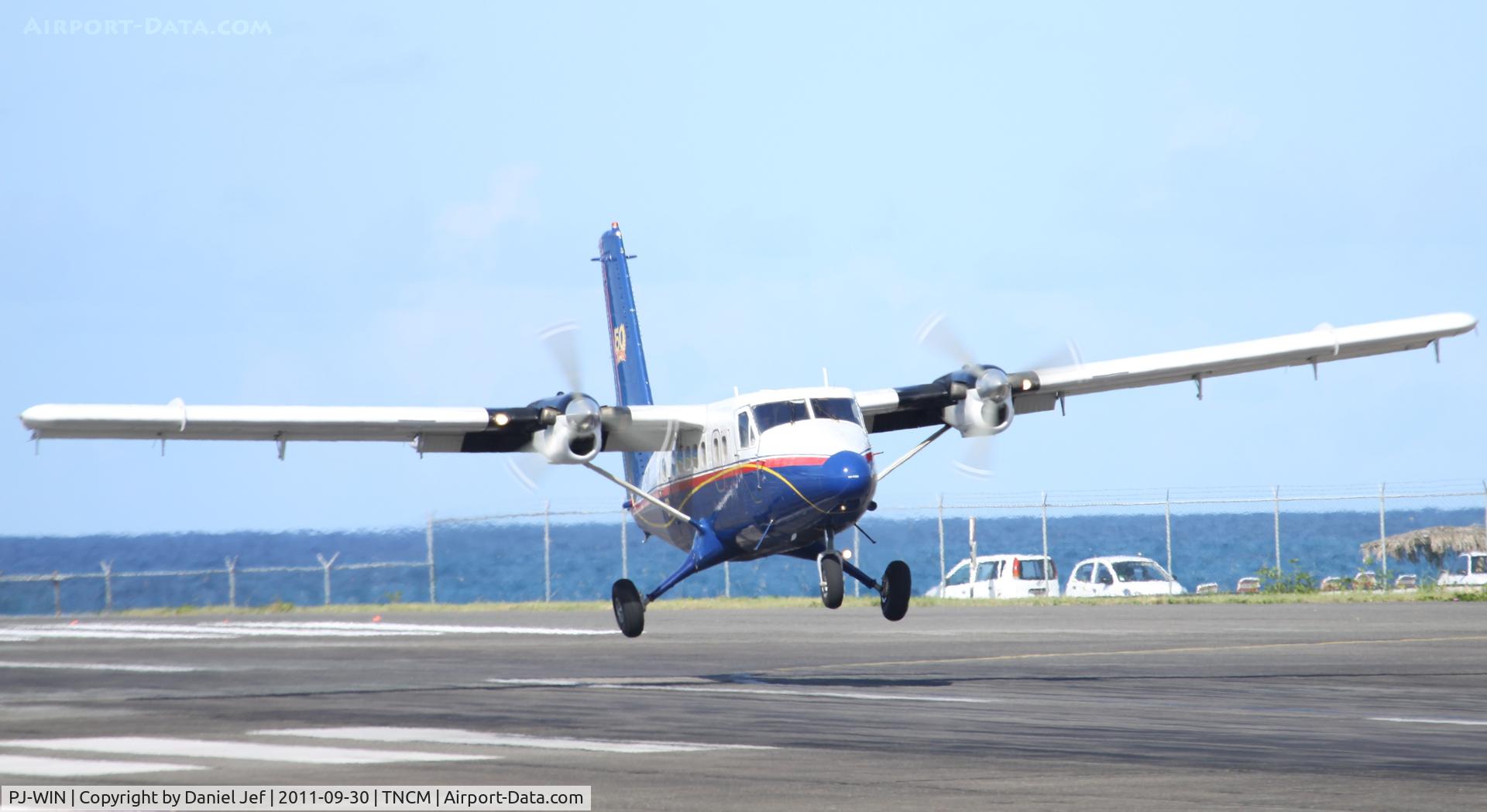 PJ-WIN, 1976 De Havilland Canada DHC-6-300 Twin Otter C/N 518, PJ-win over the tresh hold at TNCM