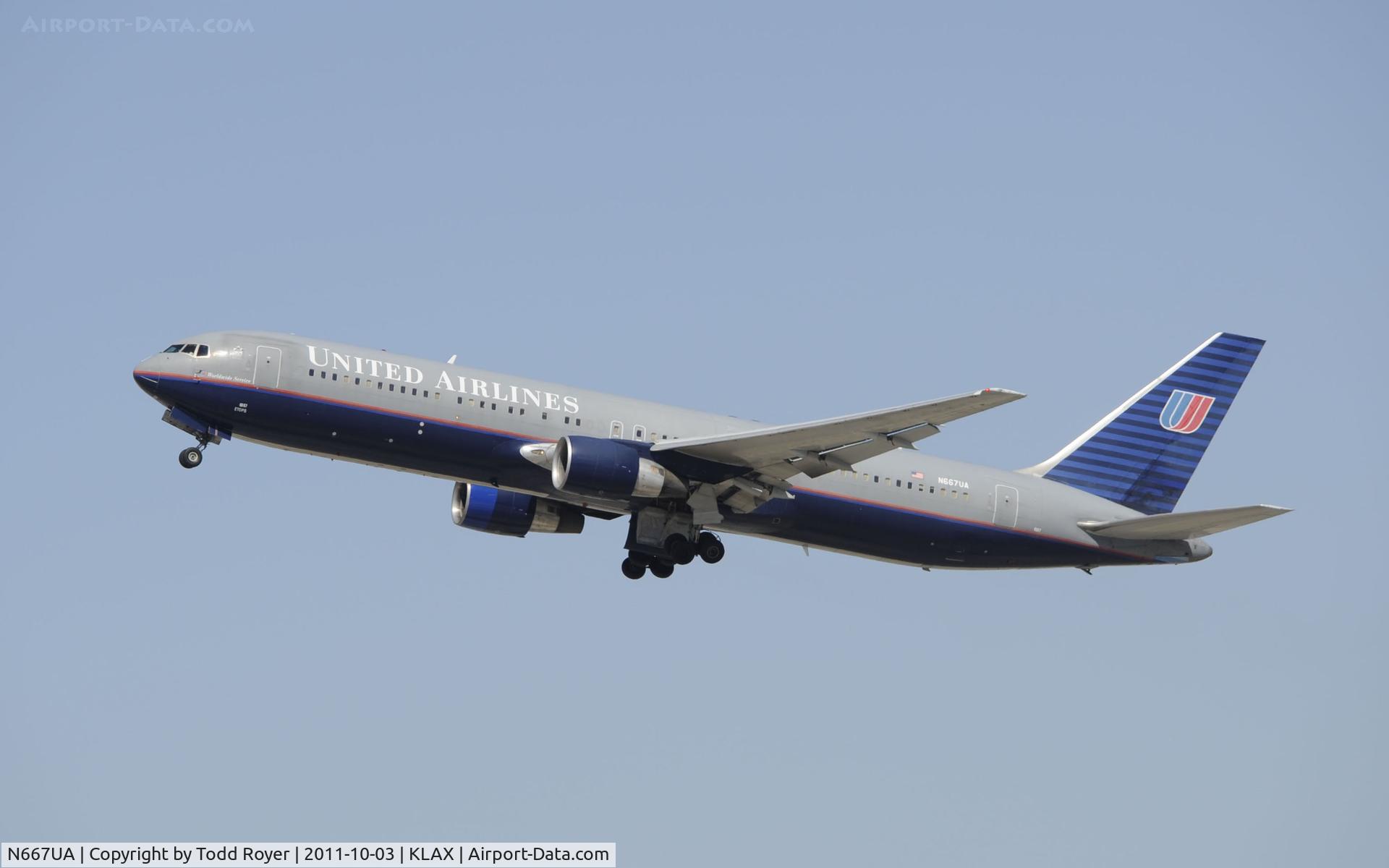 N667UA, 1998 Boeing 767-322 C/N 29239, Departing LAX
