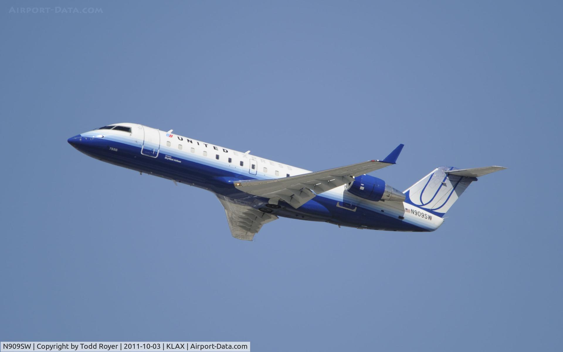 N909SW, 2001 Bombardier CRJ-200LR (CL-600-2B19) C/N 7558, Departing LAX