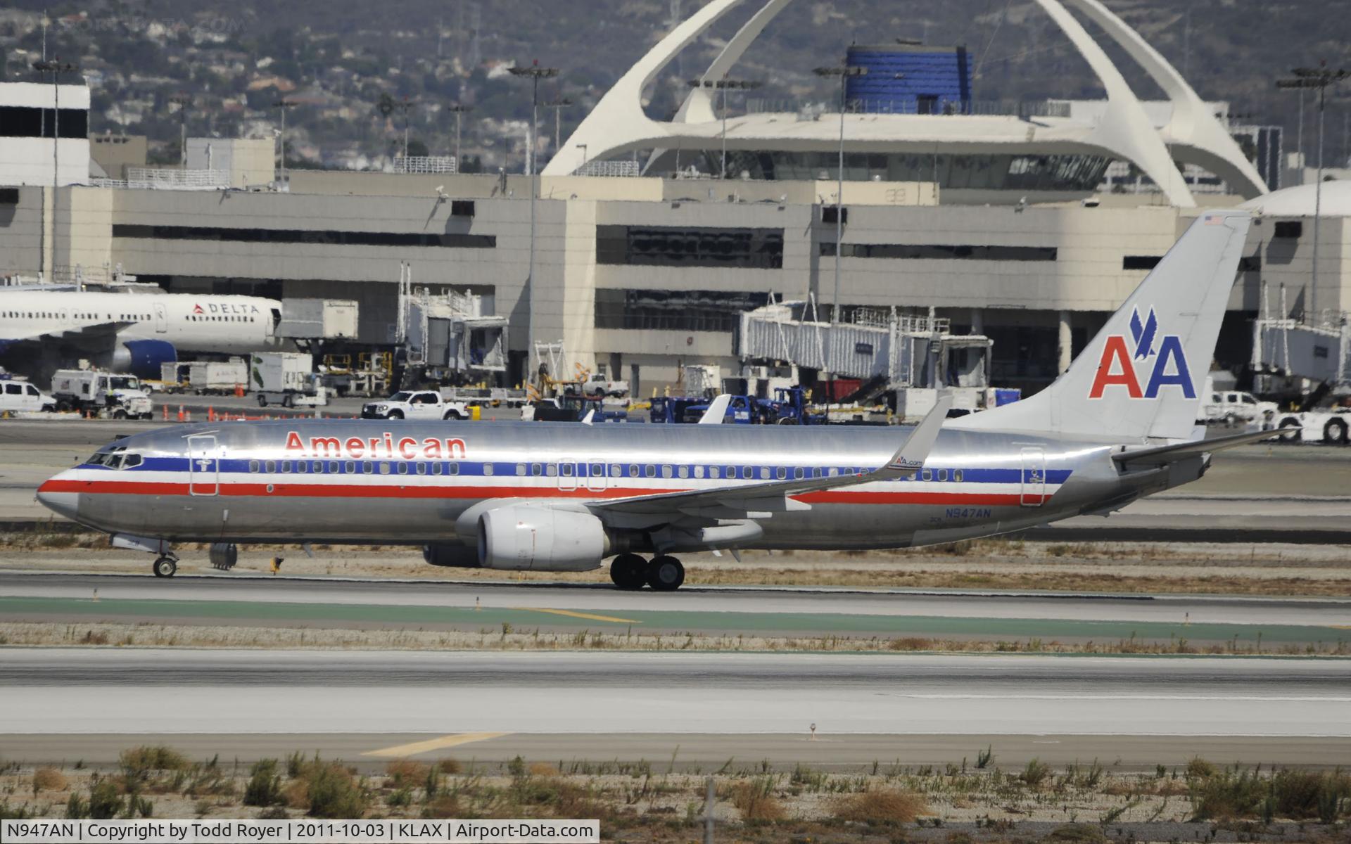 N947AN, 2000 Boeing 737-823 C/N 29536, Arriving at LAX