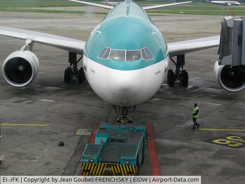 EI-JFK, 1995 Airbus A330-301 C/N 086, AER LINGUS pushback to Boston