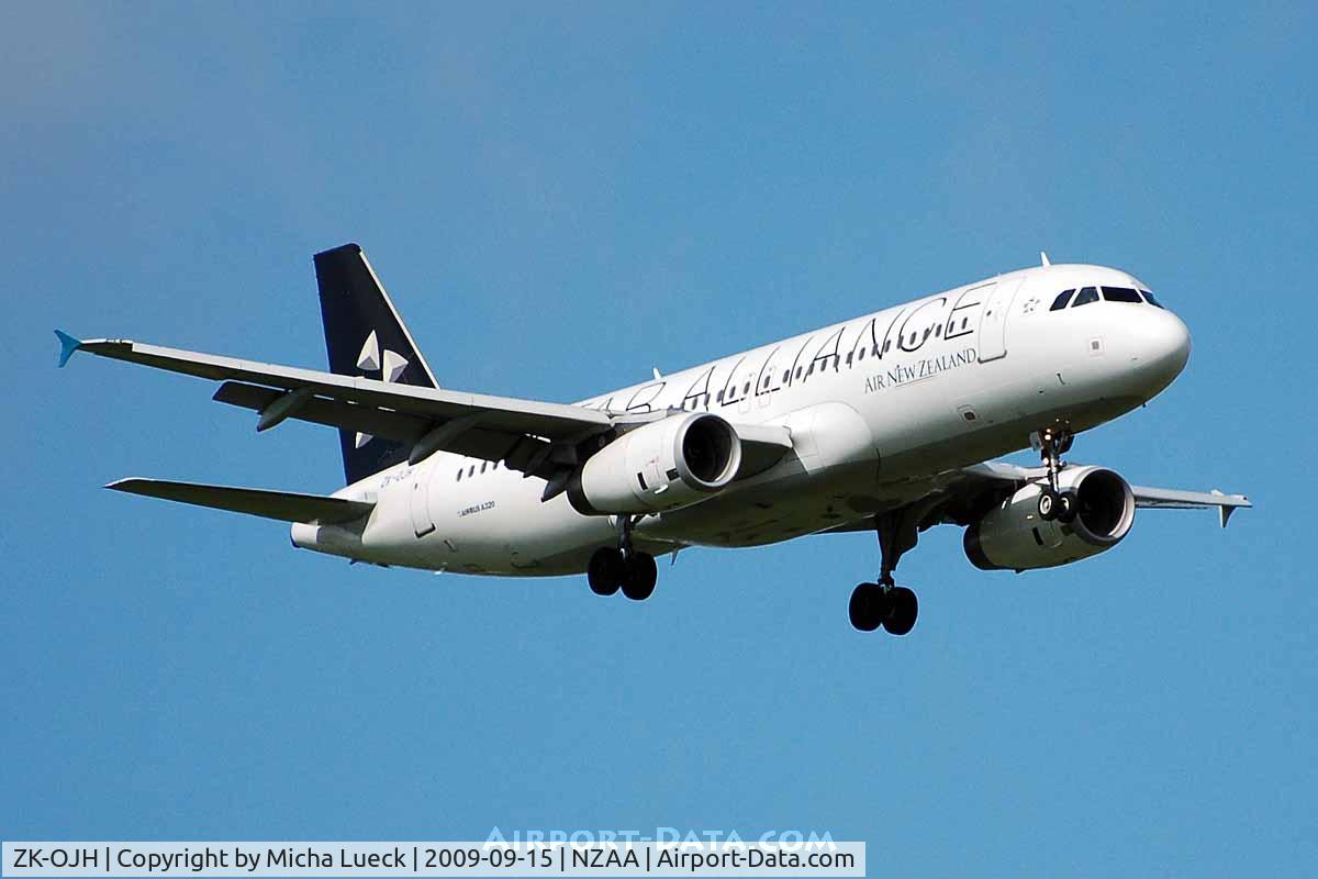 ZK-OJH, 2004 Airbus A320-232 C/N 2257, At Auckland
