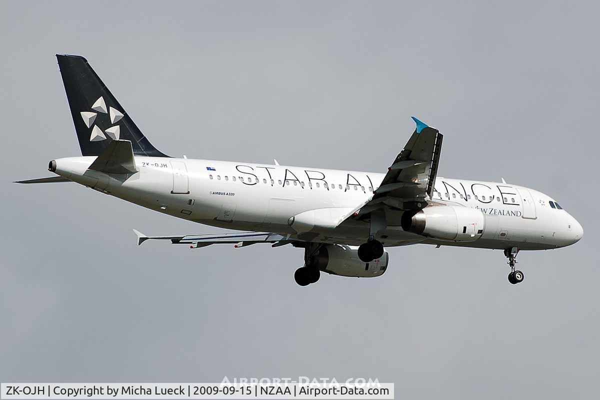 ZK-OJH, 2004 Airbus A320-232 C/N 2257, At Auckland
