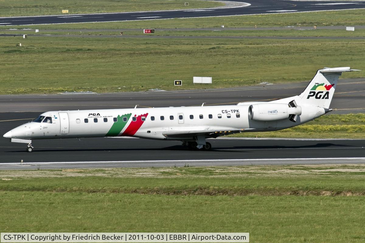 CS-TPK, 1998 Embraer EMB-145EP (ERJ-145EP) C/N 145041, decelerating after touchdown