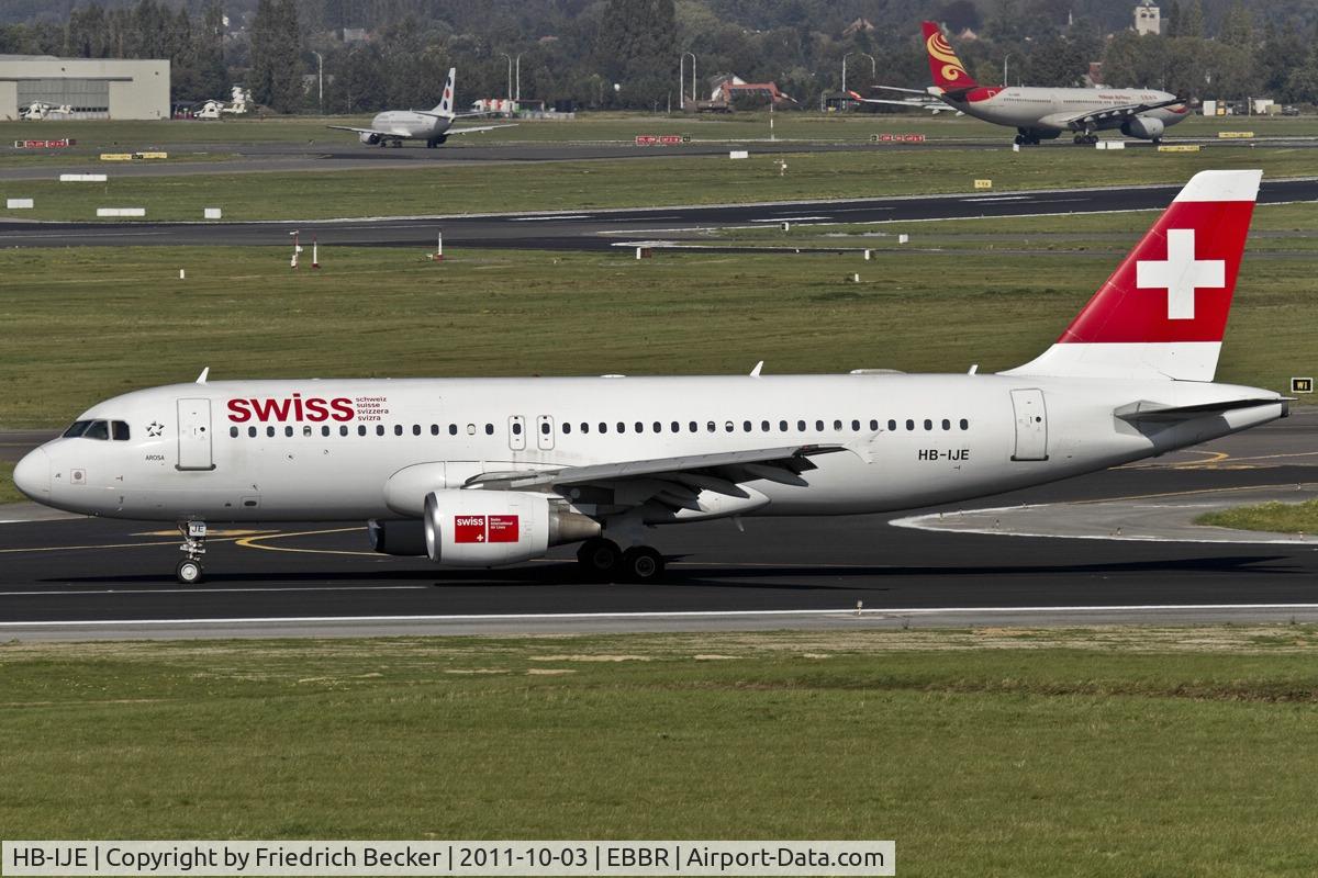 HB-IJE, 1995 Airbus A320-214 C/N 559, decelerating after touchdown