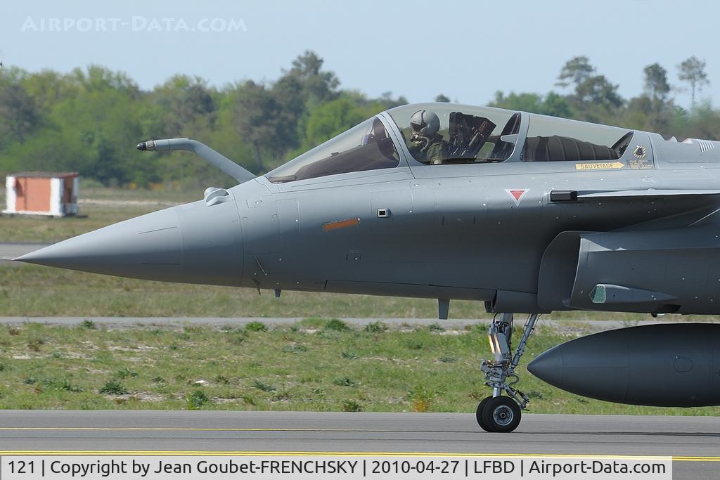 121, Dassault Rafale C C/N 121, au roulage pour la 05