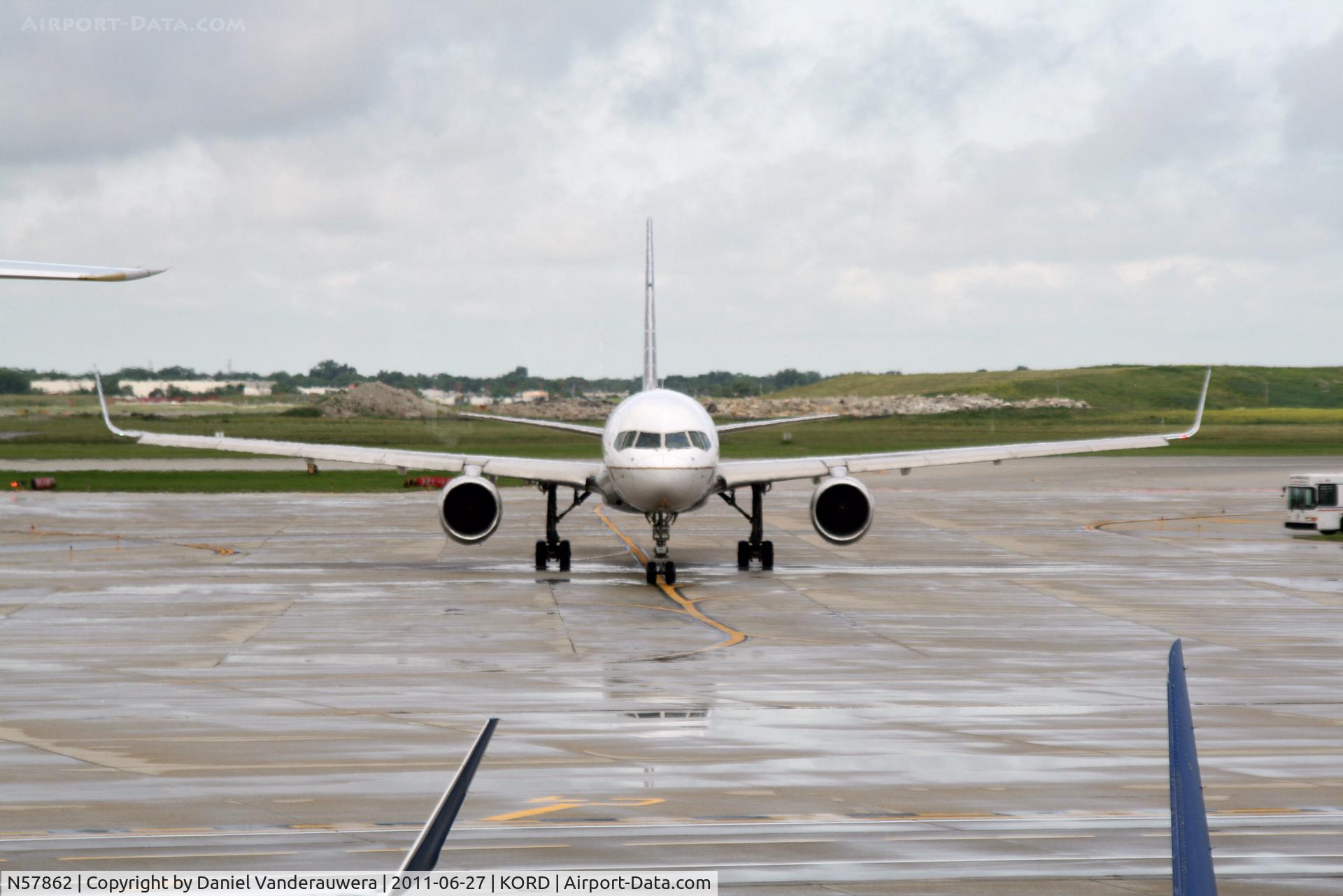 N57862, 2001 Boeing 757-33N C/N 32586, Arriving to apron