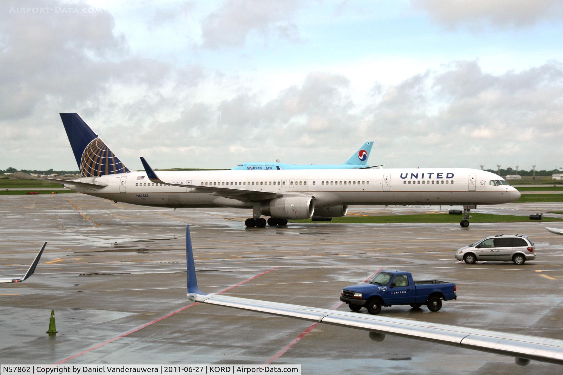 N57862, 2001 Boeing 757-33N C/N 32586, Taxiing to apron