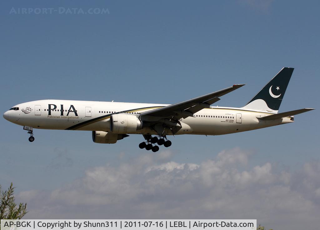 AP-BGK, 2004 Boeing 777-240/ER C/N 33776, Landing rwy 25R