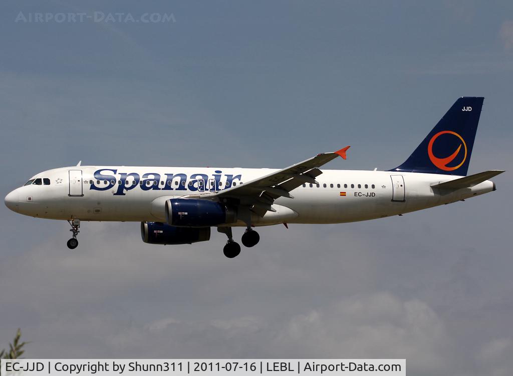 EC-JJD, 2005 Airbus A320-232 C/N 2479, Landing rwy 25R in new c/s