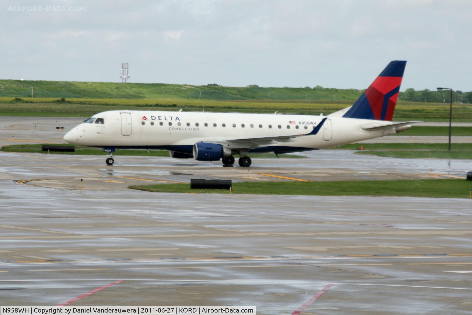 N958WH, 2008 Embraer 175LR (ERJ-170-200LR) C/N 17000248, Taxiing