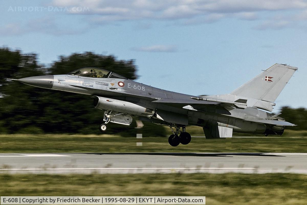E-608, 1980 General Dynamics F-16AM C/N 6F-43, moments prior touchdown