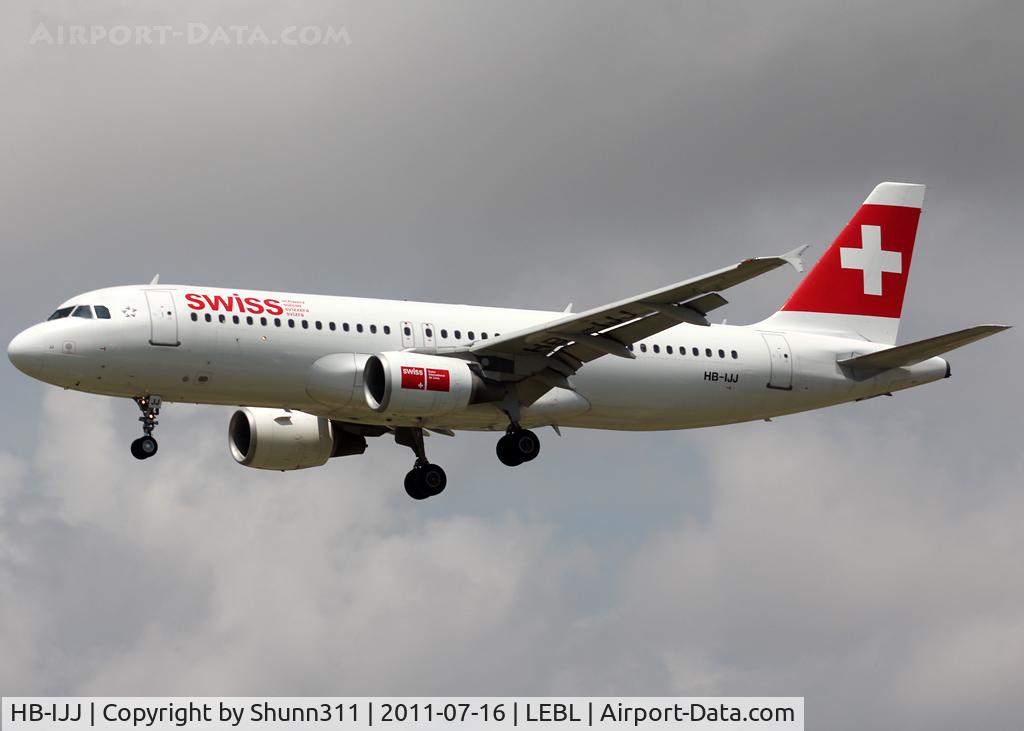 HB-IJJ, 1996 Airbus A320-214 C/N 585, Landing rwy 25R